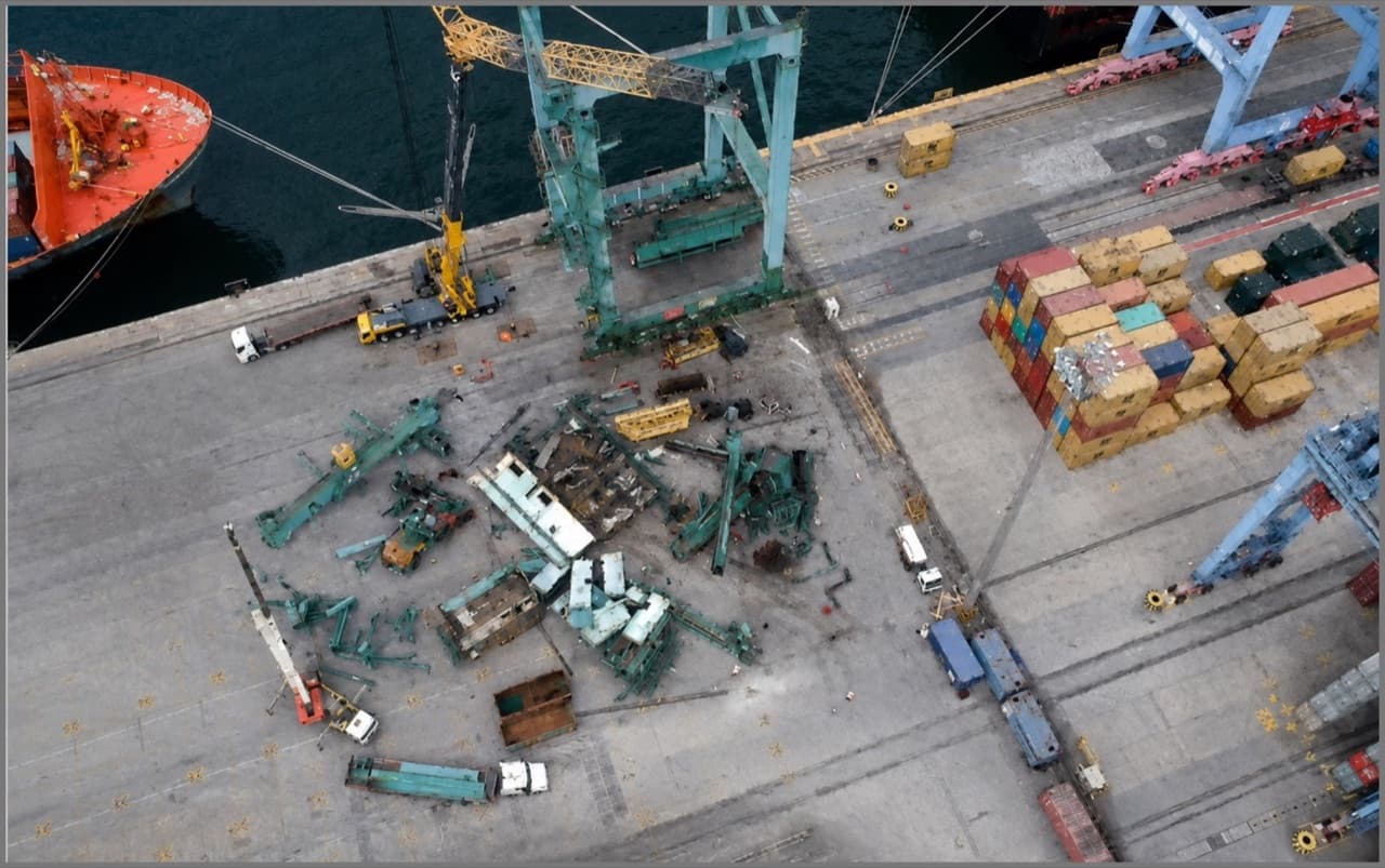 Fotografia de equipamento em operação no processamento de estruturas metálicas pela GSR.
